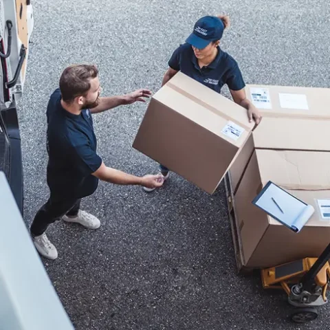 delivery man woman delivering boxes